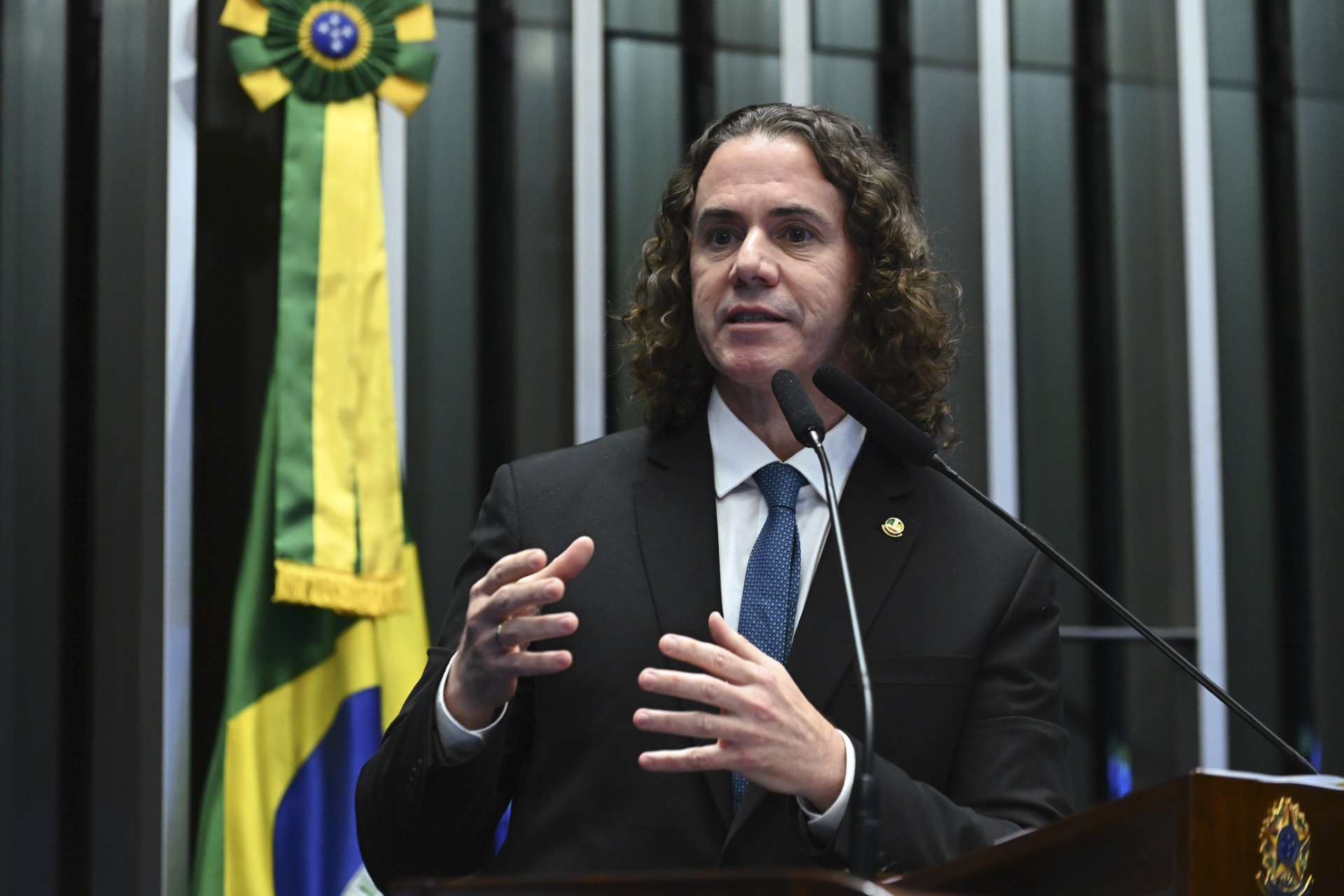 Senador Veneziano ressalta fala de Tarcísio de Feitas, aliado de Bolsonaro, elogiando o processo eleitoral brasileiro e as urnas eletrônicas