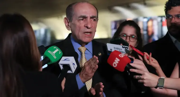 PEC que acaba com a reeleição e amplia mandatos para cinco anos é aprovada na CCJ do Senado