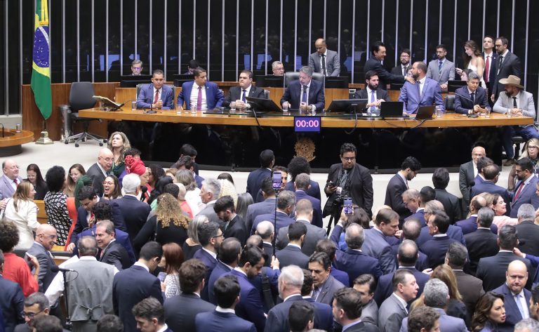 Briga entre estados e prejuízo a cofres públicos: veja riscos com o aumento de deputados federais