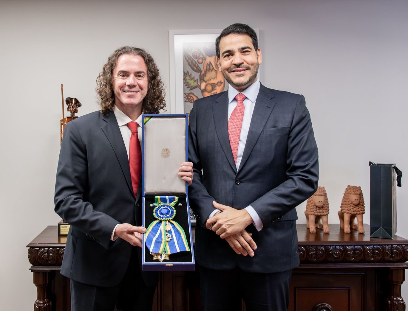 Veneziano recebe a mais alta comenda da AGU pelos “relevantes serviços” prestados ao Brasil como Senador