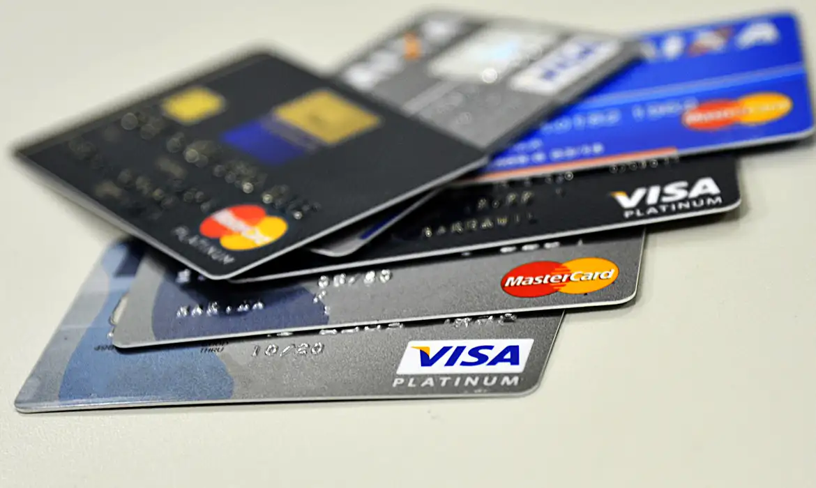 Banco Central endurece medidas para controlar juros de cartão de crédito a partir deste domingo