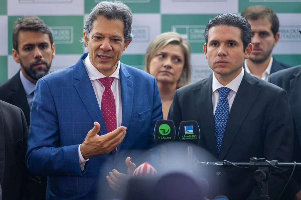 Hugo Motta recebe Haddad e Alcolumbre para bater martelo sobre alternativa fiscal ao IOF