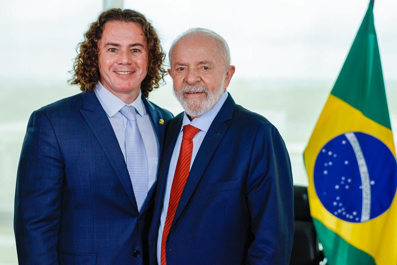 Com articulação do Senador Veneziano, Governo Federal libera ônibus escolares, creches e escolas para vários municípios paraibanos
