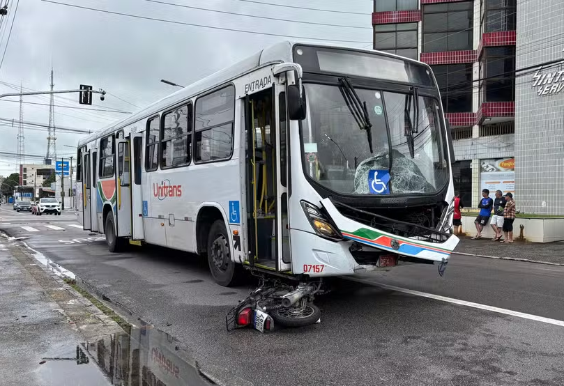 Colisão entre moto e ônibus deixa duas pessoas mortas, em João Pessoa, neste domingo