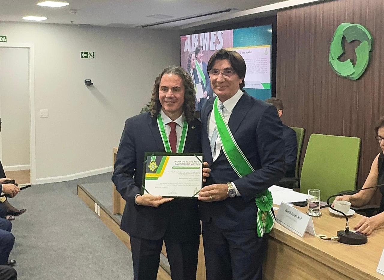 Senador Veneziano recebe ‘Ordem ao Mérito ABMES da Educação Superior’ por sua contribuição à Educação no Brasil