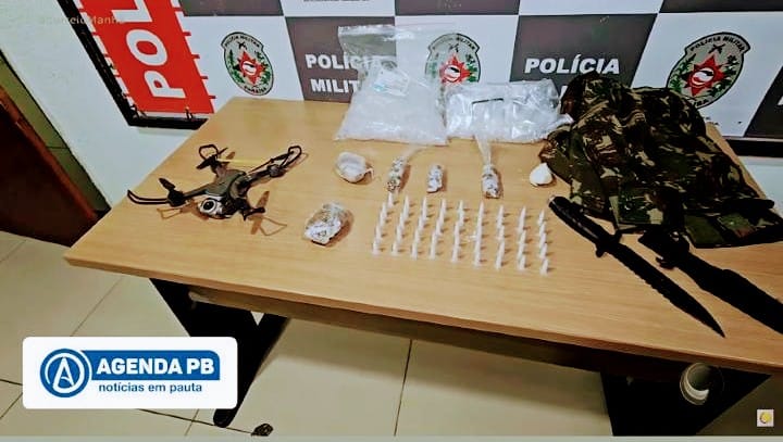 Polícia apreende drogas, farda do Exército e drone na comunidade Bartira, no Rangel