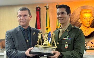 Vereador Dinho concede título de Cidadão Campinense ao Tenente-Coronel Campos no Dia do Soldado