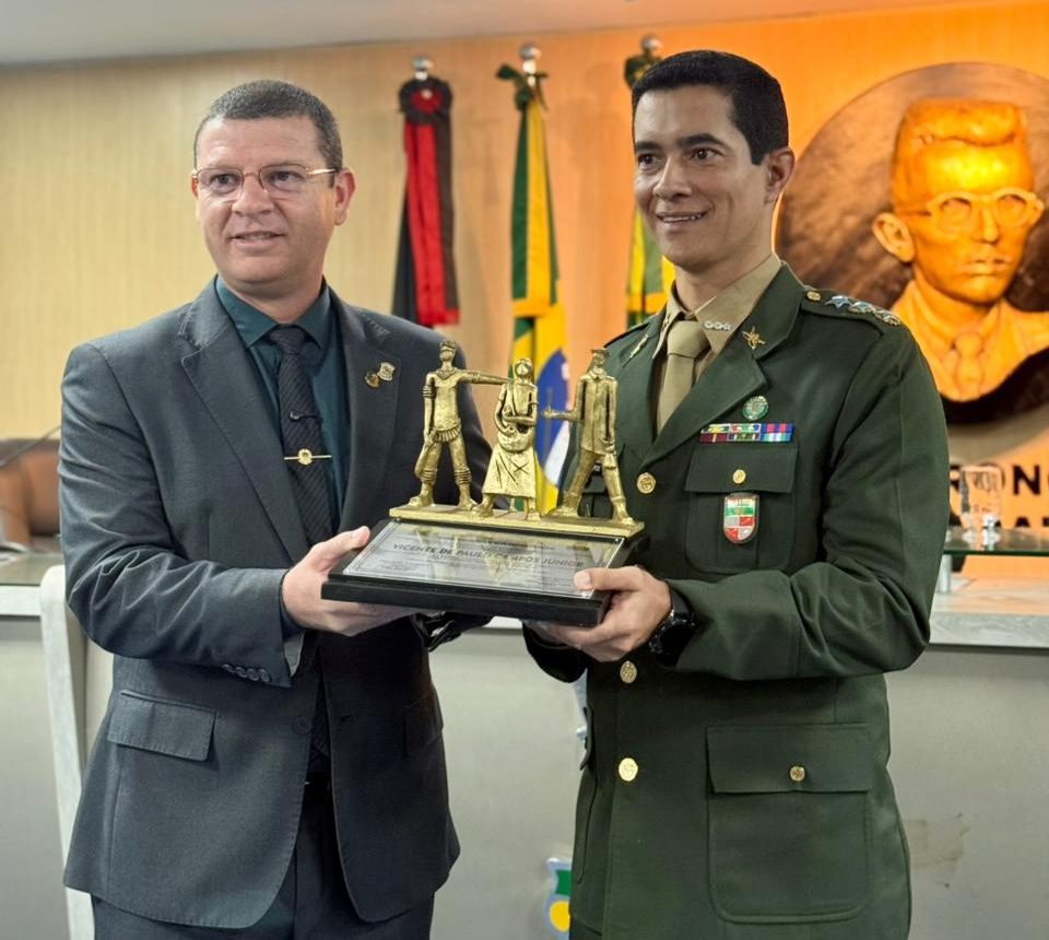 Vereador Dinho concede título de Cidadão Campinense ao Tenente-Coronel Campos no Dia do Soldado