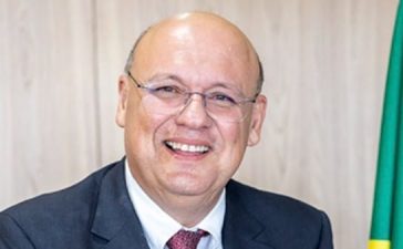 Secretário Mozart Sales do Ministério da Saúde inspeciona novo centro de radioterapia da FAP