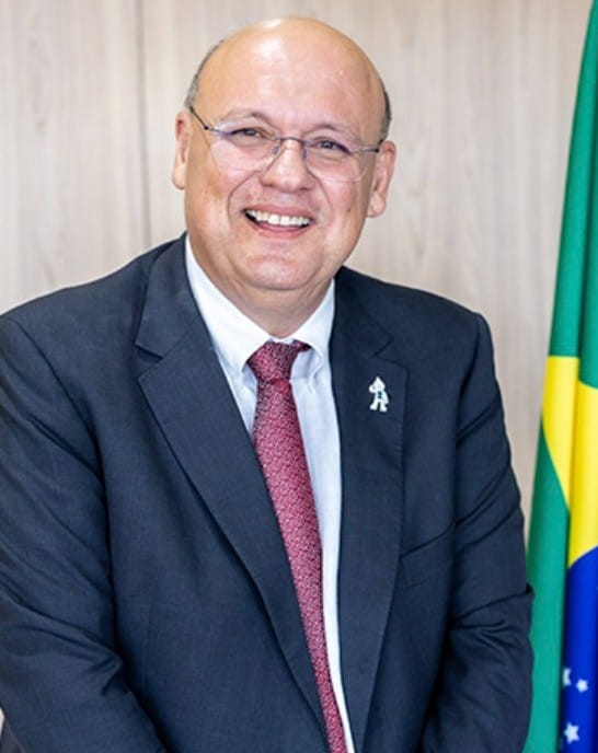 Secretário Mozart Sales do Ministério da Saúde inspeciona novo centro de radioterapia da FAP