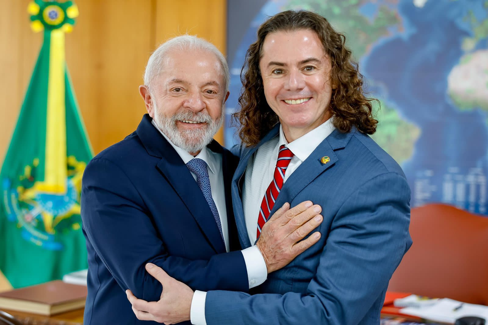 Senador Veneziano participa de anúncio no Palácio do Planalto que garantiu R$ 75 milhões à Paraíba, fruto de sua interlocução junto ao governo