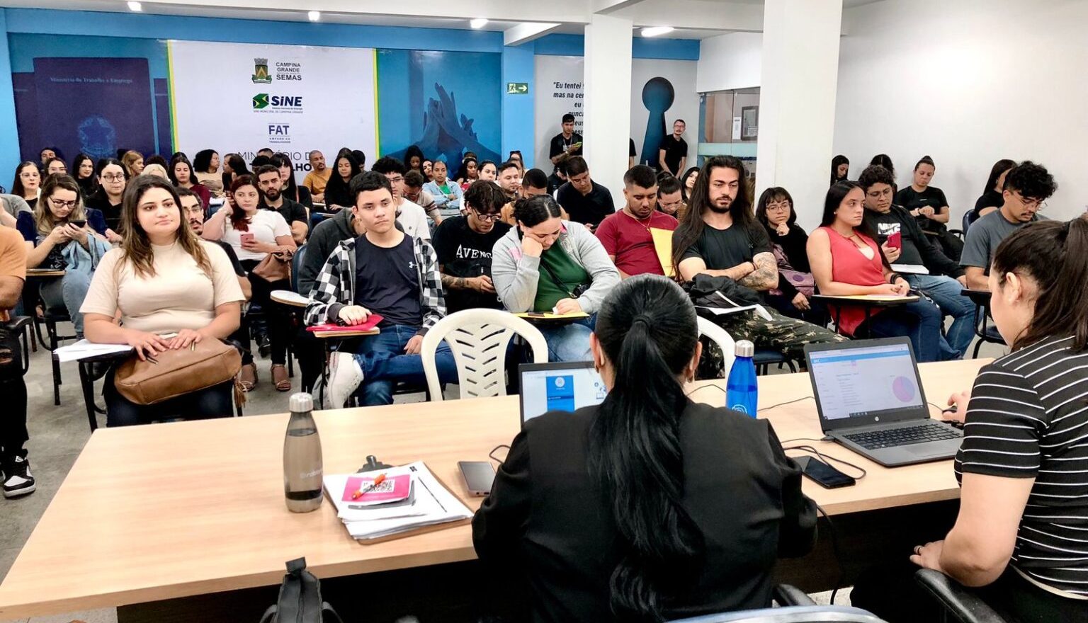Campina Grande inicia setembro com 860 vagas de emprego no Sine Municipal