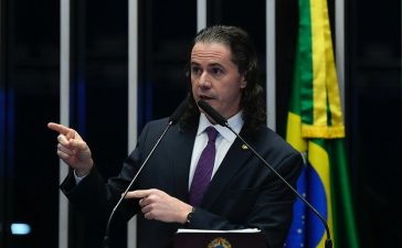 Na tribuna, Veneziano registra 30 anos da partida do ex-governador e ex-senador Antônio Mariz: “legado permanece vivo
