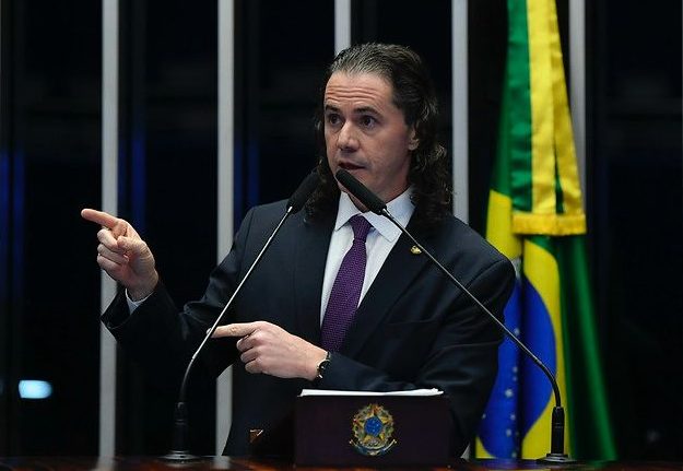 Na tribuna, Veneziano registra 30 anos da partida do ex-governador e ex-senador Antônio Mariz: “legado permanece vivo