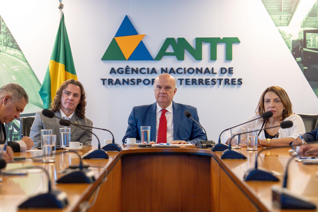 Veneziano e Cida Ramos defendem pautas prioritárias dos taxistas brasileiros durante audiência na ANTT