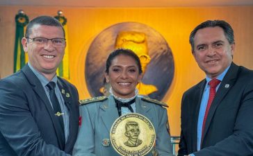 Vereador Dinho Papa-léguas homenageia o Centro Integrado de comando e controle de Campina Grande com a Medalha de Honra ao Mérito.