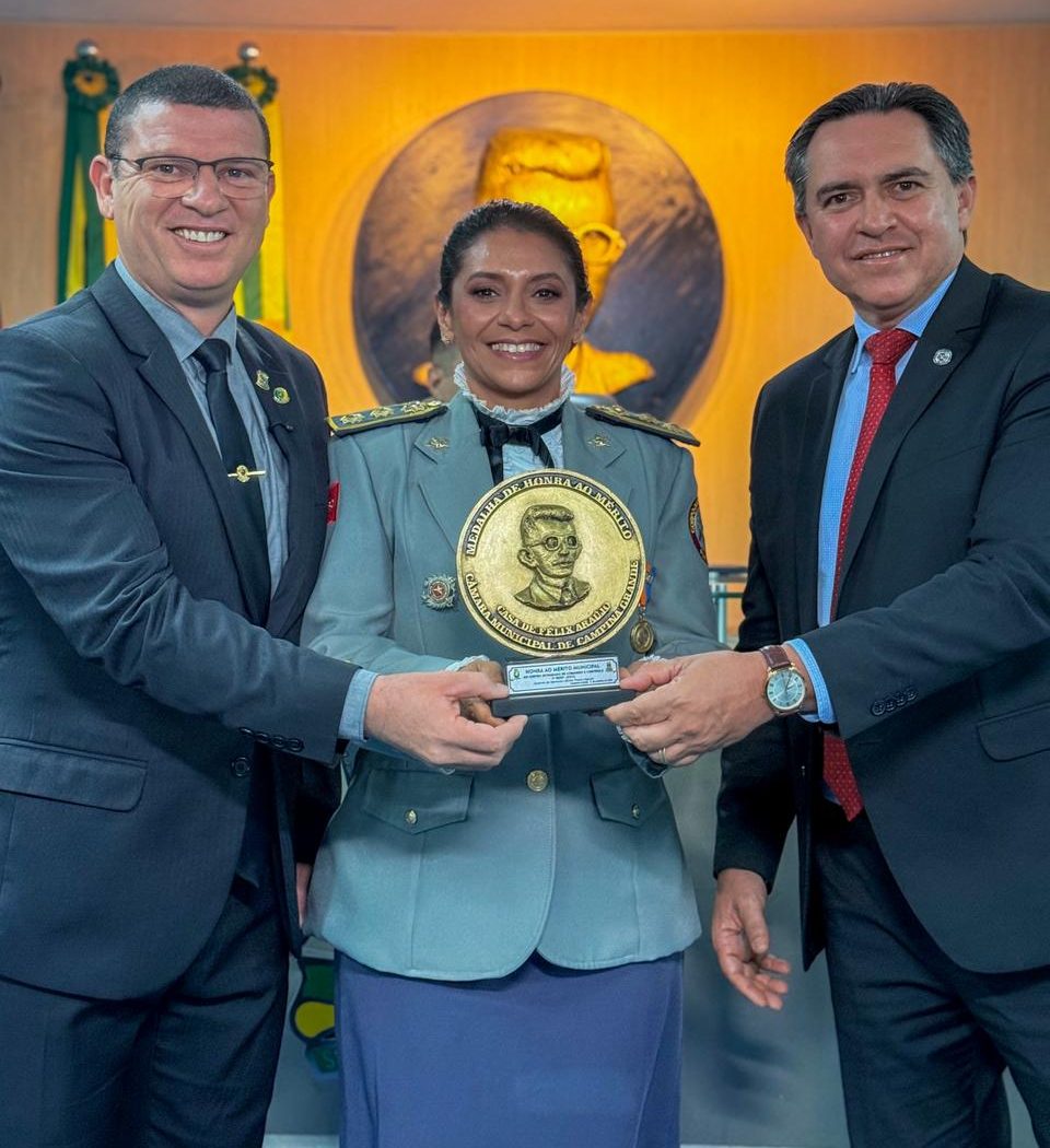 Vereador Dinho Papa-léguas homenageia o Centro Integrado de comando e controle de Campina Grande com a Medalha de Honra ao Mérito.
