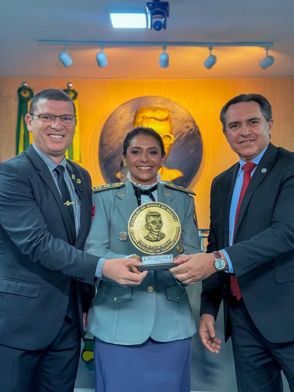 Vereador Dinho Papa-léguas homenageia o Centro Integrado de comando e controle de Campina Grande com a Medalha de Honra ao Mérito.