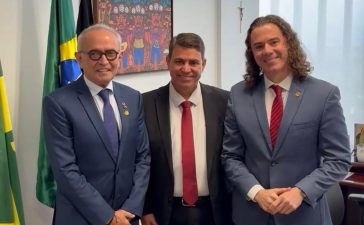 Ao lado de Cícero, Veneziano recebe o apoio à sua reeleição do presidente da Câmara de João Pessoa, Dinho Dowsley
