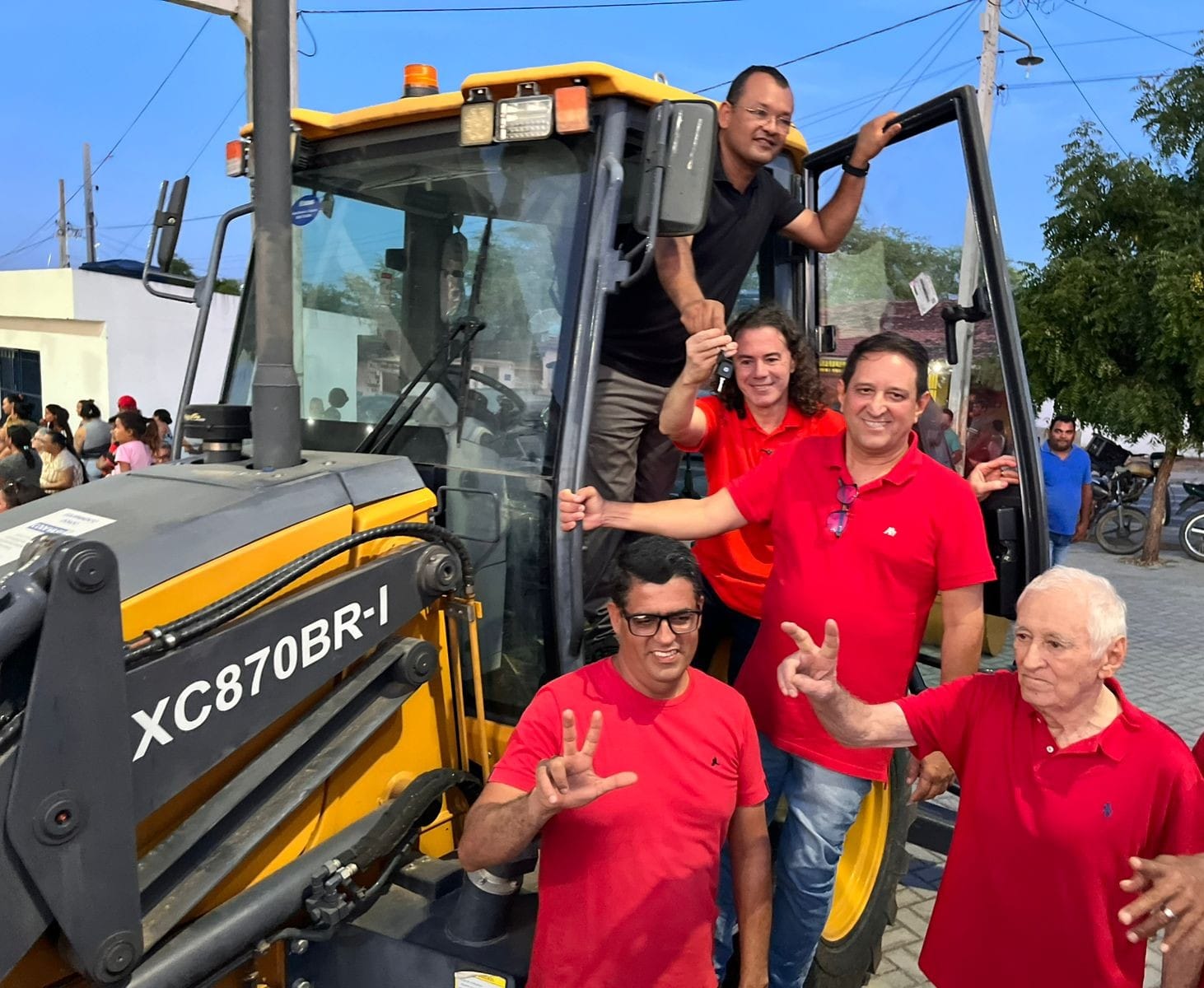 Veneziano entrega maquinário agrícola a associação em Pedro Velho e beneficia mais de mil famílias em Aroeiras