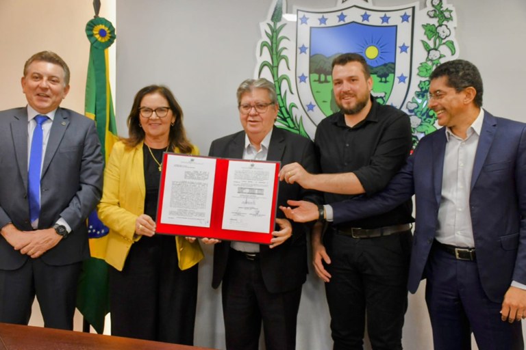 João Azevêdo e reitora da UFPB assinam convênio de R$ 1,2 milhão para criação do Memorial Sivuca João Azevêdo e reitora da UFPB assinam convênio de R$ 1,2 milhão para criação do Memorial Sivuca