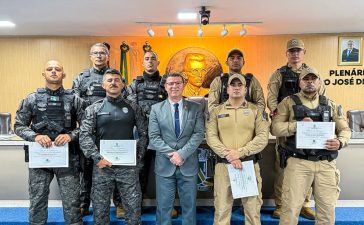 Dinho Papa-Léguas homenageia policiais que prenderam suspeito de desviar R$ 800 milhões em ataque hacker.