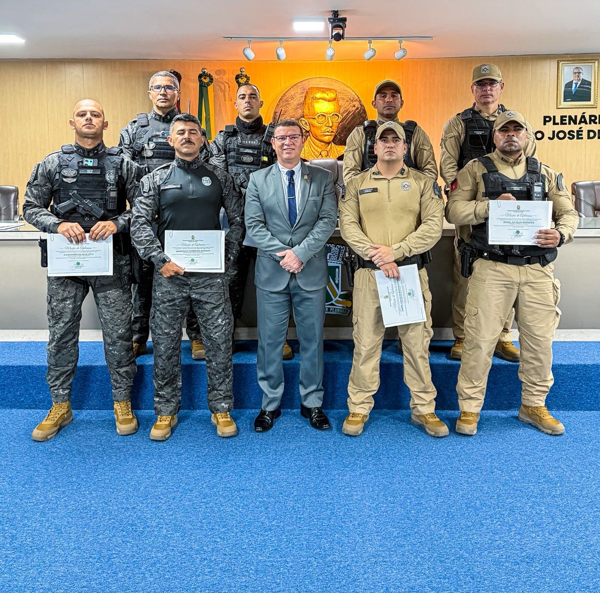 Dinho Papa-Léguas homenageia policiais que prenderam suspeito de desviar R$ 800 milhões em ataque hacker.