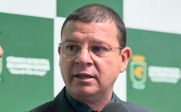 Vereador Dinho Papa-Léguas reage à suspensão da Lei 9.257 e anuncia medidas para garantir direitos dos agentes de segurança.