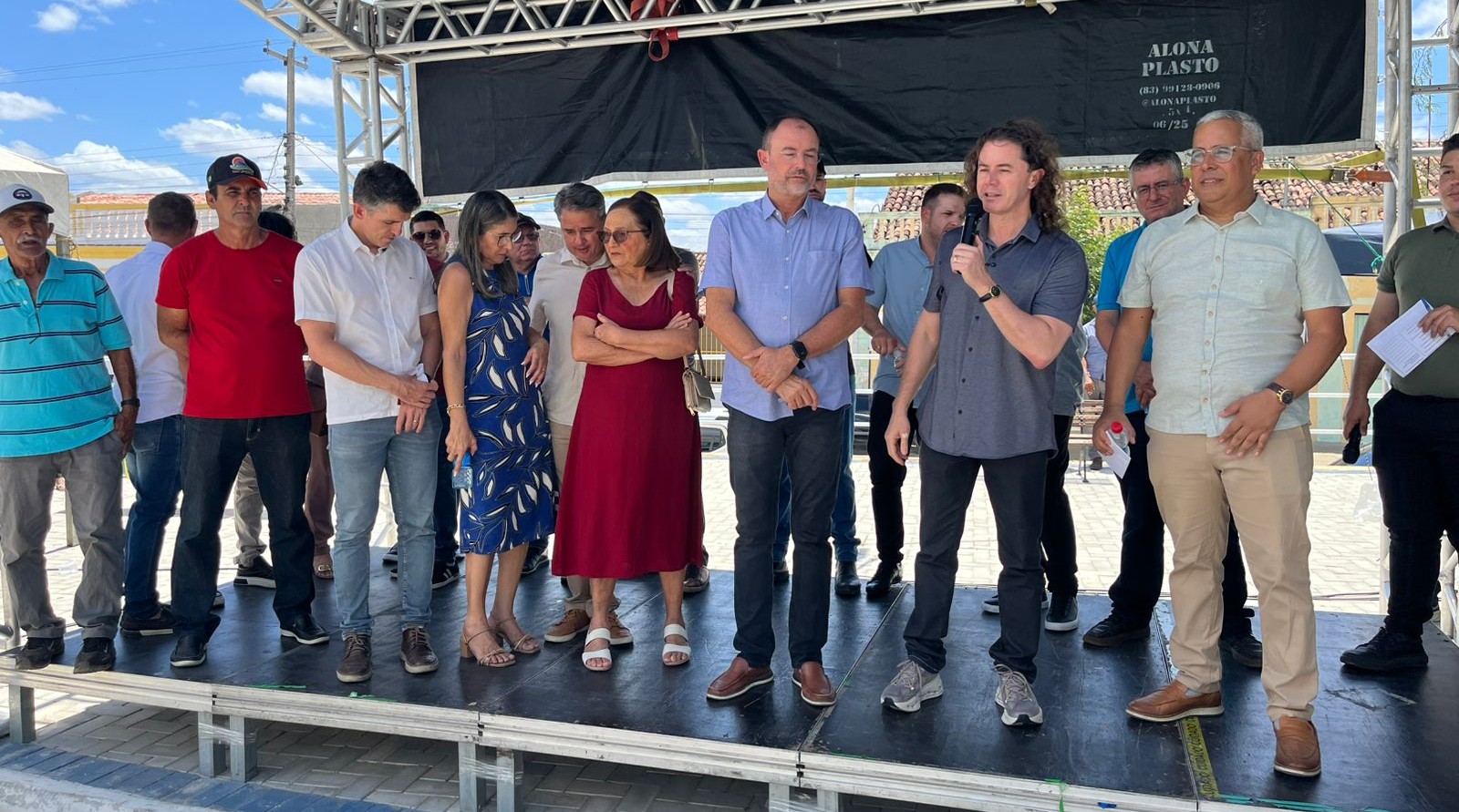 Prefeito de São João do Cariri entrega R$ 2 milhões em veículos à população e agradece a Veneziano destinação de recursos Prefeito de São João do Cariri entrega R$ 2 milhões em veículos à população e agradece a Veneziano destinação de recursos