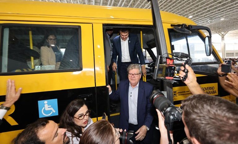 João Azevêdo entrega mais 78 ônibus escolares e fortalece segurança e conforto no transporte de estudantes João Azevêdo entrega mais 78 ônibus escolares e fortalece segurança e conforto no transporte de estudantes