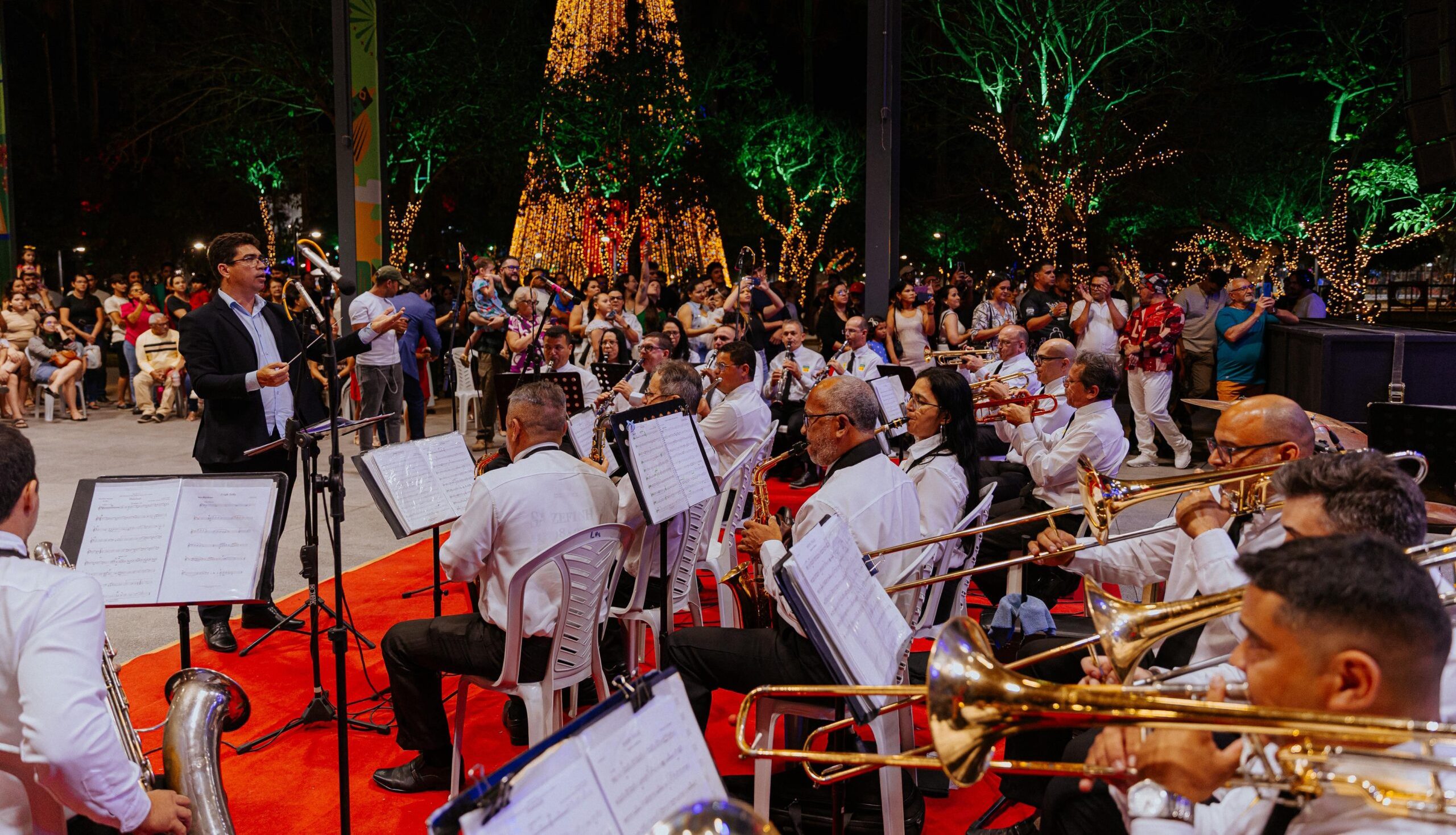 Abertura do Natal Iluminado reúne centenas de pessoas e encanta com decoração e apresentações culturais Abertura do Natal Iluminado reúne centenas de pessoas e encanta com decoração e apresentações culturais