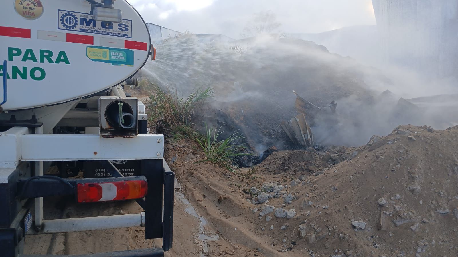 SESUMA mobiliza caminhões-pipa e utiliza mais de 100 mil litros de água no combate a incêndio em fábrica de São José da Mata
