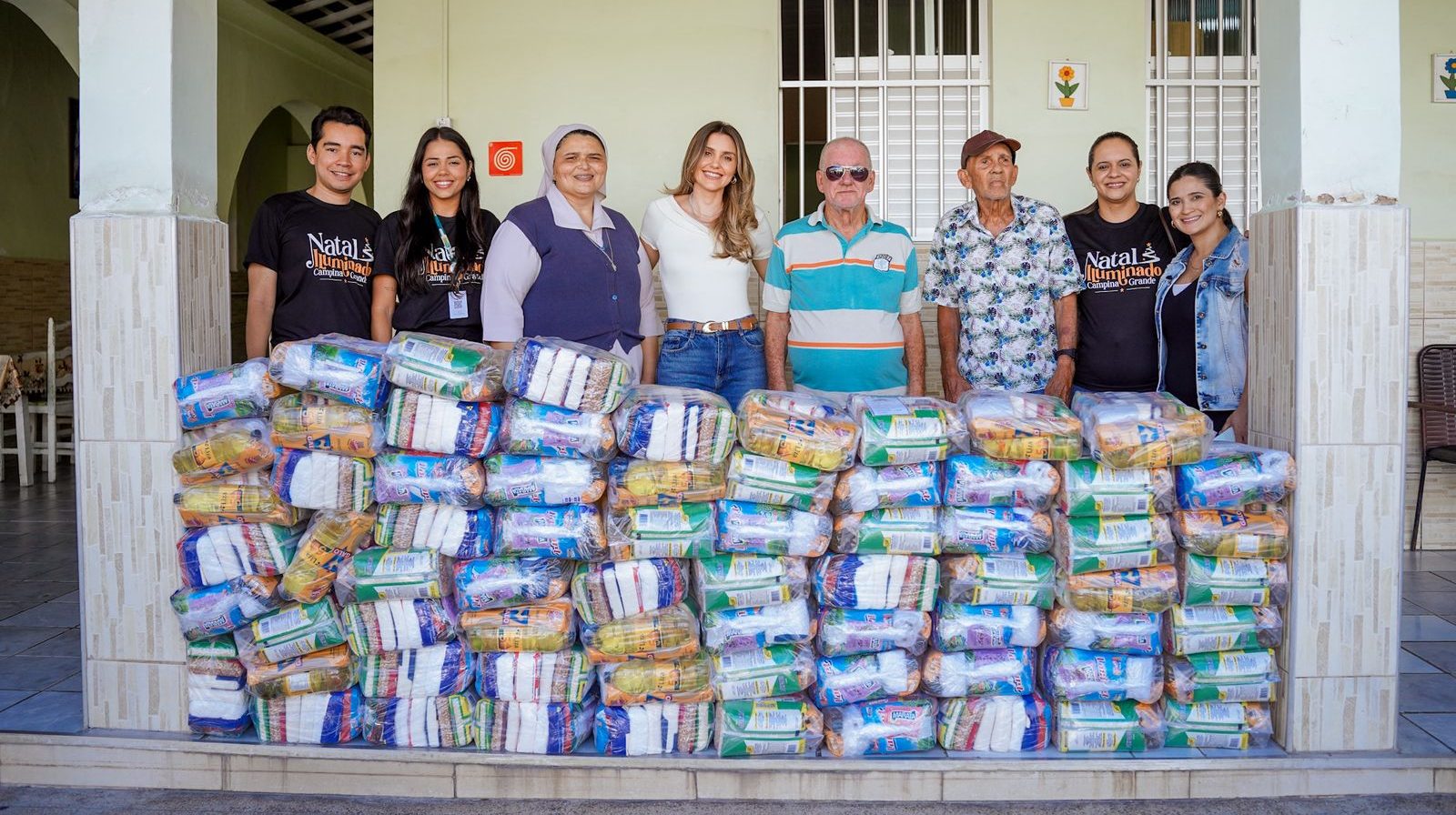 Prefeitura de Campina Grande distribui cestas básicas custeadas com parte do valor arrecado em estacionamento do Natal Iluminado