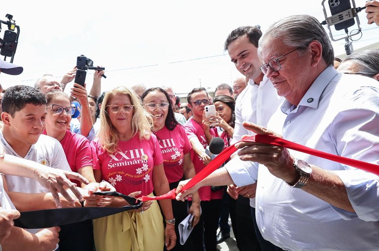 João Azevêdo entrega piscina terapêutica da Apae em Campina Grande