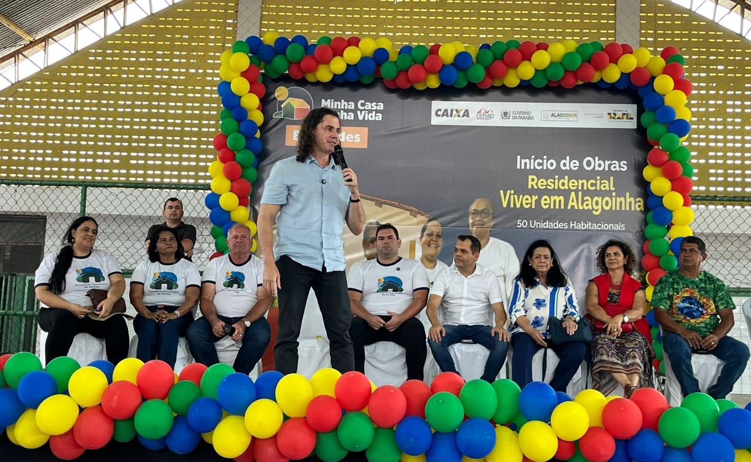 Prefeito, vice e lideranças de Alagoinha agradecem a Veneziano articulação para a construção de residencial na cidade Prefeito, vice e lideranças de Alagoinha agradecem a Veneziano articulação para a construção de residencial na cidade