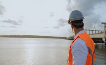 Lucas Ribeiro inspeciona obra da Ponte do Futuro, que atinge 50% de conclusão e projeta desenvolvimento da região